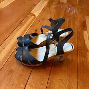 Swedish Hasbeens navy blue leather and wood heels/clogs/sandles